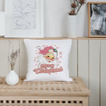 Cojín Decorativo Merry Christmas Retro Typography Santa Gorra Rosa<br><div class="desc">Feliz Navidad,  tipografía retro rosa con un santa claus con un gorra rosa.</div>