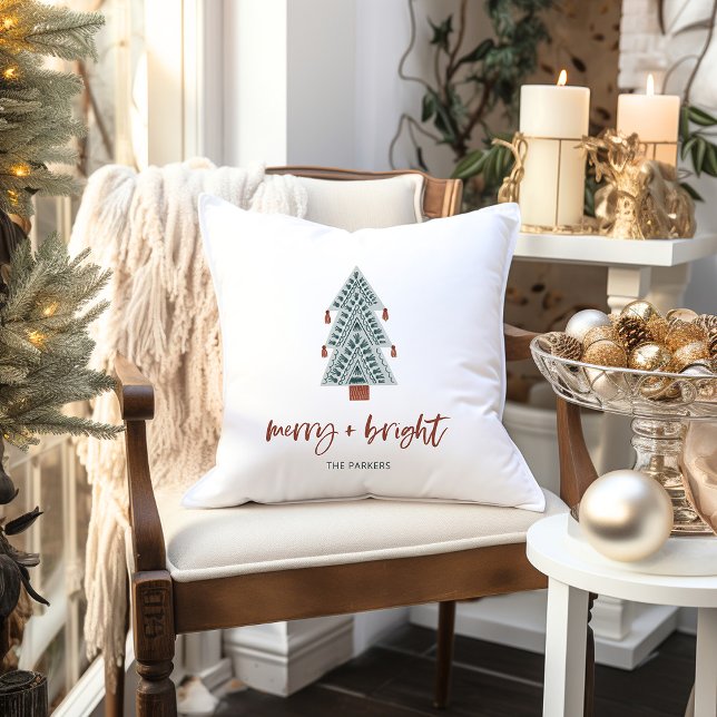 Cojín Decorativo Merry y Bright | Árbol de Navidad Boho (A trendy, boho holiday pillow with a cute green Christmas tree and casual terracotta script)