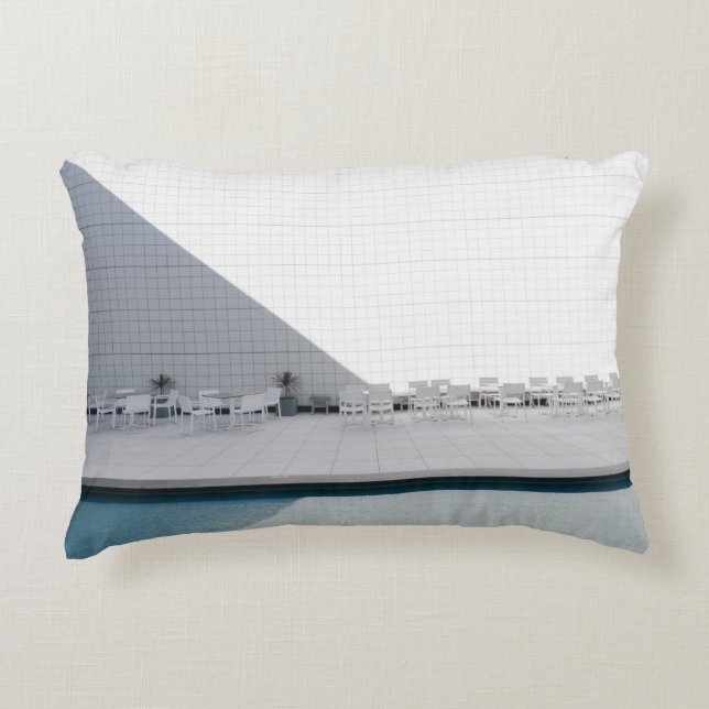 COJÍN DECORATIVO MESA DE PATIO BLANCO CON SILLAS DURANTE EL DÍA (Anverso)