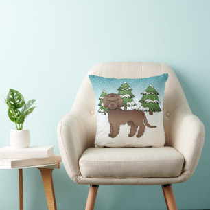 Cojín Decorativo Mini Goldendoodle de chocolate en un bosque invern