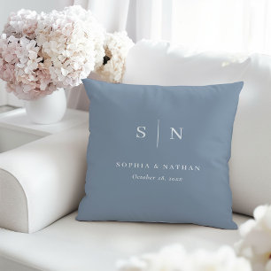 Cojín Decorativo Mínimo y Chic Azul Polvoriento Monograma de Boda