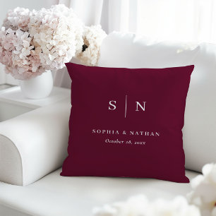 Cojín Decorativo Mínimo y Chic Burdeos Monograma de Boda