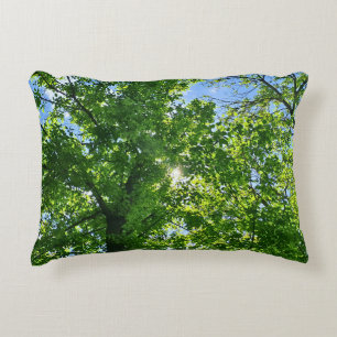 Cojín Decorativo Mirando hacia arriba hojas verdes y cielo azul - R