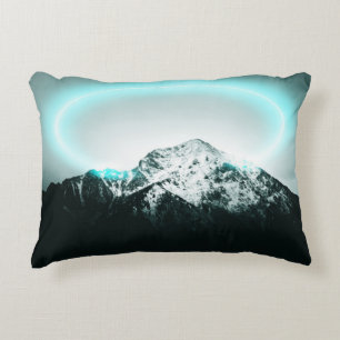 Cojín Decorativo Misteriosa luz de neón azul de montaña nevada