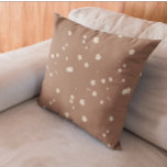 Cojín Decorativo Mocha Brown Mousse White Floral<br><div class="desc">Este diseño se puede personalizar eligiendo la opción Editar diseño. También puede transferir a otros artículos. Póngase en contacto conmigo en colorflowcreations@gmail.com o utilice la opción de chat en la parte superior de la página si desea tener este diseño en otro producto o necesita ayuda con este diseño. No puedo...</div>