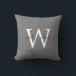 Cojín Decorativo Moda Boda de Monograma Blanco Gris Oscuro Keepsake<br><div class="desc">Elegante almohada de mantenimiento de boda con tu texto en caligrafía de escritura de moda manuscrita fuera de negro sobre un fondo gris oscuro. Simplemente agregue sus nombres, monograma y fecha de boda. Un gran regalo para una pareja recién casada. Diseñado exclusivamente para usted por Happy Dolphin Studio. Si necesita...</div>