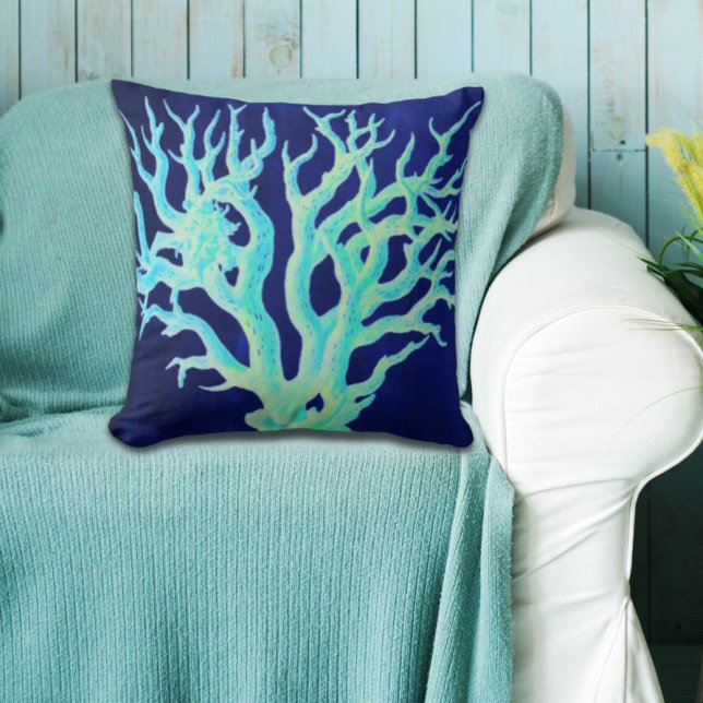 Cojín Decorativo Moda costera náutica marina Coral Reef (Nautical coastal chic beachy navy Coral Reef Throw Pillow)