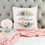 Cojín Decorativo Moda floral de primavera nombre personalizado mode<br><div class="desc">Este moderno diseño presenta una floral primaveral de coral bonito, amarillo, verde azulado y azul marino con su nombre personalizado. Personalice editando el texto en el cuadro de texto proporcionado. #floral #flores #botánico #personalized #name #moderna #moda #elegante #boda #regalos #regalos #regaloParaElla #regalos personalizados #decoración #decoración #decoración #hogar #almohadas de plomo...</div>