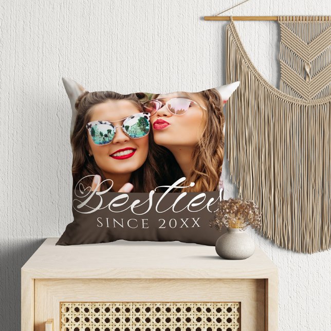 Cojín Decorativo moda fotográfica "Besties Since" Personalizado ("Besties Since" Custom Photo Chic Throw Pillow in a boho room with macramé.)