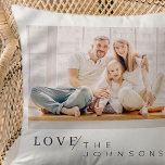 Cojín Decorativo Moda Minimalista moderna Amar a la familia Persona<br><div class="desc">El diseño se compone de tipografía divertida y lúdica con fuentes sans serif y serif. Añadir una foto personalizado.</div>