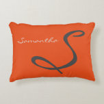 Cojín Decorativo moda moderna y elegante naranja monocasco<br><div class="desc">Este impresionante y sofisticado diseño presenta su monograma en un gris de acero,  sobre un sólido fondo de neón naranja. Elegante y sobria,  en una presentación contemporánea,  este diseño es el regalo perfecto para una mujer elegante.</div>