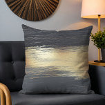 Cojín Decorativo Moda Moderno Oro Gris Abstracto Pinceles<br><div class="desc">Este diseño moderno presenta un patrón abstracto de color gris moda y oro en las pinceladas.</div>