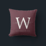 Cojín Decorativo Moda Monograma Borgoña Boda Keepsake<br><div class="desc">Elegante almohada monogramada de boda keepsake con sus nombres y fecha boda en caligrafía de escritura de moda escrita a mano gris y monograma en tipografía moderna sobre un fondo borgoñoso. Simplemente agregue sus nombres, monograma y fecha de boda. Un gran regalo para una pareja recién casada. Diseñado exclusivamente para...</div>