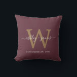 Cojín Decorativo Moda Monograma Dorado Borgoña Boda Fecha Keepsake<br><div class="desc">Elegante almohada monogramada boda keepsake con sus nombres y fecha boda en caligrafía de escritura de moda manuscrita blanca y monograma dorado en tipografía moderna sobre fondo borgoñón. Simplemente agregue sus nombres, monograma y fecha de boda. Un gran regalo para una pareja recién casada. Diseñado exclusivamente para usted por Happy...</div>