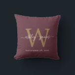 Cojín Decorativo Moda Monograma Dorado Borgoña Boda Fecha Keepsake<br><div class="desc">Elegante almohada monogramada boda keepsake con sus nombres y fecha boda en caligrafía de escritura de moda manuscrita blanca y monograma dorado en tipografía moderna sobre fondo borgoñón. Simplemente agregue sus nombres, monograma y fecha de boda. Un gran regalo para una pareja recién casada. Diseñado exclusivamente para usted por Happy...</div>
