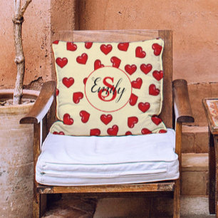 Cojín Decorativo Moda monogramada de corazones rojos en amarillo