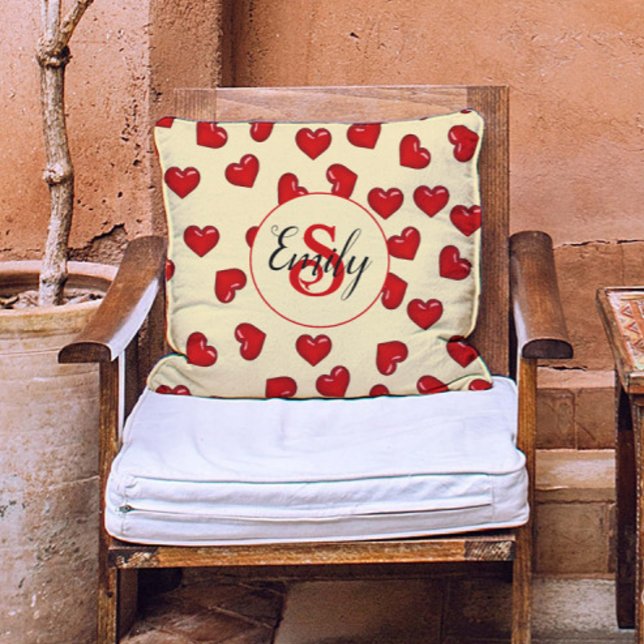 Cojín Decorativo Moda monogramada de corazones rojos en amarillo (Subido por el creador)