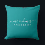 Cojín Decorativo Moda Nueva boda Sr. Mrs Green Monograma<br><div class="desc">Moda, almohada monogramada moderna con el texto Mr. y Mrs. en blanco y elegante sobre un fondo verde viridiano. Simplemente agrega tu nombre de casado. Un regalo perfecto para la pareja recién casada. Diseñado exclusivamente para usted por Happy Dolphin Studio. Si necesita ayuda o productos coincidentes, póngase en contacto con...</div>