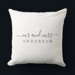 Cojín Decorativo Moda Nueva boda Sr. Sra. Black White Monograma<br><div class="desc">Moda, almohada moderna monogramada en blanco y negro con el texto Mr. y Mrs. en un elegante guión de color negro sobre un fondo blanco. Simplemente agrega tu nombre de casado. Un regalo perfecto para la pareja recién casada. Diseñado exclusivamente para usted por Happy Dolphin Studio. Si necesita ayuda o...</div>
