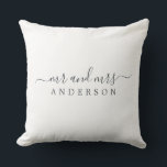 Cojín Decorativo Moda Nueva boda Sr. Sra. Black White Monograma<br><div class="desc">Moda, almohada moderna monogramada en blanco y negro con el texto Mr. y Mrs. en un elegante guión de color negro sobre un fondo blanco. Simplemente agrega tu nombre de casado. Un regalo perfecto para la pareja recién casada. Diseñado exclusivamente para usted por Happy Dolphin Studio. Si necesita ayuda o...</div>
