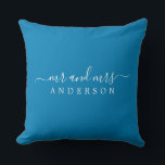 Cojín Decorativo Moda Nueva boda Sr. Sra. Ibiza Blue Monograma<br><div class="desc">Moda, moderna almohada monogramada con el texto Mr. y Mrs. en blanco elegante sobre un fondo azul de Ibiza. Simplemente agrega tu nombre de casado. Un regalo perfecto para la pareja recién casada. Diseñado exclusivamente para usted por Happy Dolphin Studio. Si necesita ayuda o productos coincidentes, póngase en contacto con...</div>