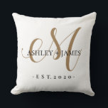 Cojín Decorativo Moda Oro M Monograma Nombre de guión Boda Fecha<br><div class="desc">Moda, moderna almohada boda monogramada dorada al aire libre con sus nombres y año establecido en la caligrafía de escritura negra y elegante a mano con letras y tipografía clásica con un monograma M dorado sobre un fondo blanco. Simplemente agregue sus nombres, monograma y año establecido debajo. Diseño elegante y...</div>