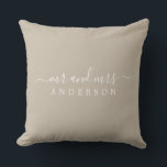 Cojín Decorativo Moda Recién casado Sr. Shiitake Grey Monograma<br><div class="desc">Moda, almohada monogramada moderna con el texto Mr. y Mrs. en blanco y elegante sobre un fondo gris shiitake. Simplemente agrega tu nombre de casado. Un regalo perfecto para la pareja recién casada. Diseñado exclusivamente para usted por Happy Dolphin Studio. Si necesita ayuda o productos coincidentes, póngase en contacto con...</div>
