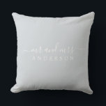 Cojín Decorativo Moda Recién Casado Sr. Sra. Ice Blue Monograma<br><div class="desc">Moda, almohada monogramada moderna con el texto Mr. y Mrs. en blanco y elegante sobre un fondo azul hielo. Simplemente agrega tu nombre de casado. Un regalo perfecto para la pareja recién casada. Diseñado exclusivamente para usted por Happy Dolphin Studio. Si necesita ayuda o productos coincidentes, póngase en contacto con...</div>