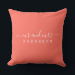 Cojín Decorativo Moda Recién Contratado Sr. Coral Monogram<br><div class="desc">Moda, almohada monogramada moderna con el texto Mr. y Mrs. en blanco elegante sobre un fondo de coral. Simplemente agrega tu nombre de casado. Un regalo perfecto para la pareja recién casada. Diseñado exclusivamente para usted por Happy Dolphin Studio. Si necesita ayuda o productos coincidentes, póngase en contacto con nosotros...</div>
