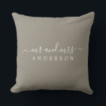 Cojín Decorativo Moda Recién Contratado Sr. Gray Monogram<br><div class="desc">Moda, almohada monogramada moderna con el texto Mr. y Mrs. en blanco y elegante sobre fondo gris de lana felada. Simplemente agrega tu nombre de casado. Un regalo perfecto para la pareja recién casada. Diseñado exclusivamente para usted por Happy Dolphin Studio. Si necesita ayuda o productos coincidentes, póngase en contacto...</div>