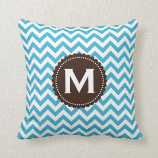 Cojín Decorativo Modelo blanco azul de Chevron del monograma de la