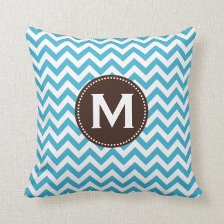 Cojín Decorativo Modelo blanco azul de Chevron del monograma de la
