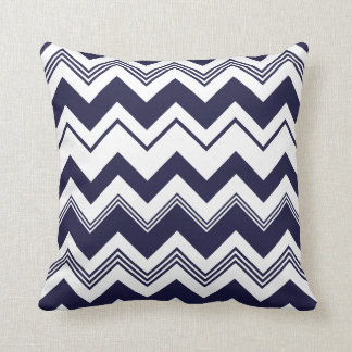 Cojín Decorativo Modelo blanco de Chevron de los azules marinos