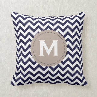 Cojín Decorativo Modelo blanco de Chevron del monograma de los