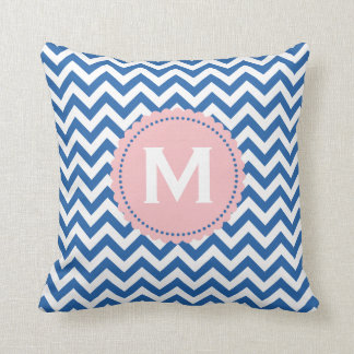 Cojín Decorativo Modelo blanco de Chevron del monograma del azul