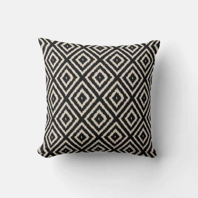 Cojín Decorativo Modelo del diamante de Ikat en negro y crema (Anverso)