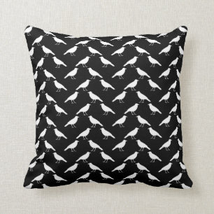 Cojín Decorativo Modelo del pájaro. Cuervos en blanco y negro.
