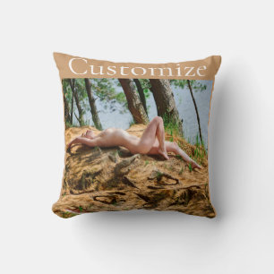 Cojín Decorativo Modelo femenino de baños de sol Thunder_Cove