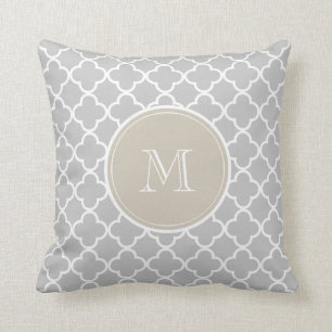Cojín Decorativo Modelo gris de Quatrefoil, monograma beige
