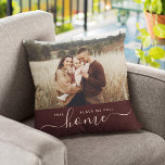 Cojín Decorativo Moderna Casa Simple Script Photo Sangria Red<br><div class="desc">"Este lugar al que llamamos hogar" - ¡acérquese al sentimiento en esta almohada moderna! Este sencillo y moderno diseño fotográfico presenta su foto favorita sobre la caligrafía de escritura moderna con tipografía minimalista leyendo ESTE LUGAR QUE LLAMAMOS A CASA. Gran regalo de casa después de mudarse o un dulce regalo...</div>