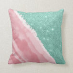 Cojín Decorativo Moderna playa acuática Verde azulada de color rosa<br><div class="desc">Este arte artístico y moderno de temática playera es perfecto para la moda y las vibrantes vibraciones veraniegas. Cuenta con una playa de arena abstracta color agua pintada a mano y una playa de arena dorada rosa bubblegum con un purpurina brillante verde verde azulado impreso en imitación. ¡Es jovencito, elegante,...</div>