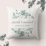 Cojín Decorativo Moderna y elegante escritura Eucalyptus Greenery B<br><div class="desc">Esta moderna almohada de boda de caligrafía personalizado es un placer recordarte tu día especial. El ilustracion de vegetación acuática bonito muestra sus nombres y fecha boda en tipografía minimalista junto a un guión romántico y caprichoso. No dudes en personalizar el color de la parte posterior de la almohada para...</div>