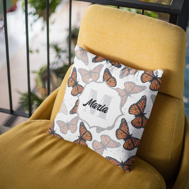 Cojín Decorativo Modernas mariposas monográficas personalizadas (Elegant monogram pillow with botanical monarch butterflies. )