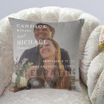 Cojín Decorativo Moderno Boda Elegante De Fotografía En Blanco Y Ne<br><div class="desc">Presentamos nuestro moderno y elegante diseño de boda de fotos oscuras, perfecto para parejas que quieren añadir un toque de sofisticación a su gran día. Este diseño de boda fotográfico presenta una foto oscura caprichosa que captura perfectamente el amor entre la pareja. El diseño minimalista moderno se complementa con un...</div>