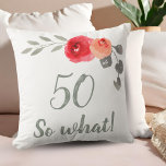 Cojín Decorativo Moderno Funny 50 So What 50th Birthday Floral<br><div class="desc">Funny y Moderno 50 ¡Qué! Acuarela Floral 50 Años Floral Pillow. Moderna y elegante almohada floral de 50 años con hermosos rosas acuáticos y ramas. La cita graciosa y positiva 50 Así que lo que es genial para una persona que celebra 50 años y tiene sentido del humor. Grandes regalos...</div>