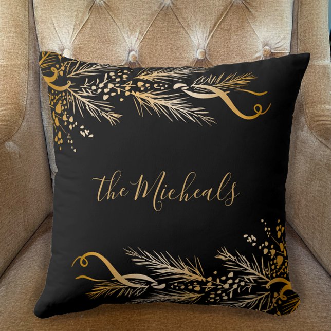 Cojín Decorativo Moderno Gold Black Family Name Merry Christmas (Personalize with Family Name Elegant Unique Golden Pine Berry Original Merry Christmas pillow.)