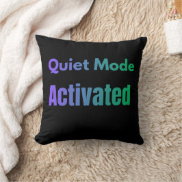 Cojín Decorativo Modo Silencioso Activado – Diseño de Texto en Negr