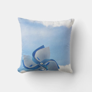 Cojín Decorativo Molino de viento blanco y azul bajo cielo turbio