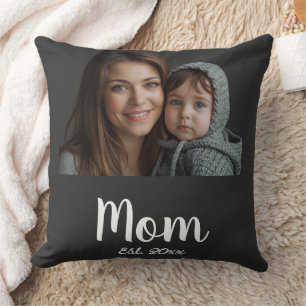Cojín Decorativo Mom Est. con año Black Modern Script y foto