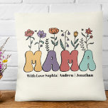 Cojín Decorativo Mom Retro Floral Gift for Mom<br><div class="desc">Lindo diseño de Almohada personalizable para Mama con letras estilo retro Grovy con la Frase "mama" En colores retro y arreglo floral. Ideal para regalar a mama en su cumpleaños,  dia de la madre,  navidad o en cualquier ocasion. El diseño se personaliza con el nombre de tus hijos</div>